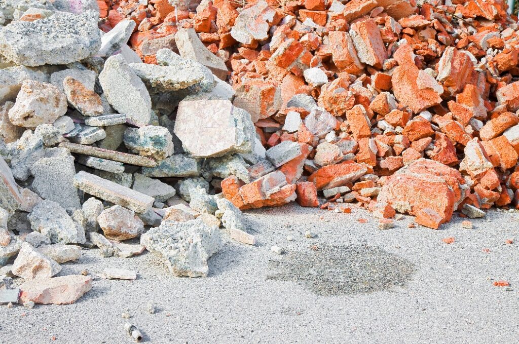 Beton- und Ziegeltrümmer auf einer Baustelle nach einem Abriss