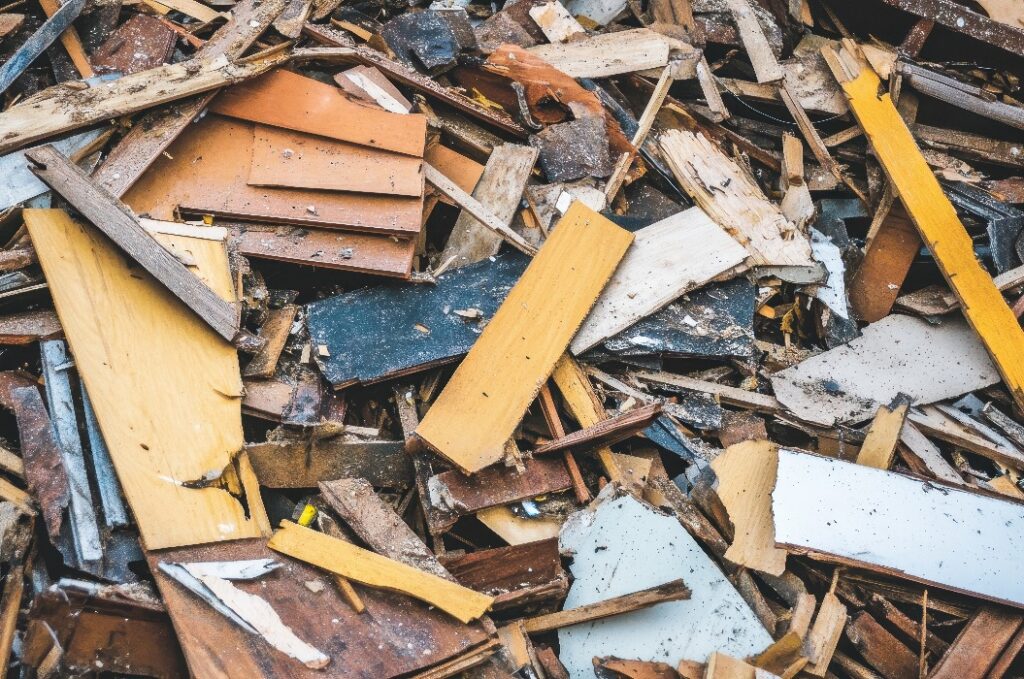 Ein chaotisches und verworrenes Durcheinander aus weggeworfenen Holzresten und Bauschutt bildet einen strukturierten Haufen aus Altmaterialien